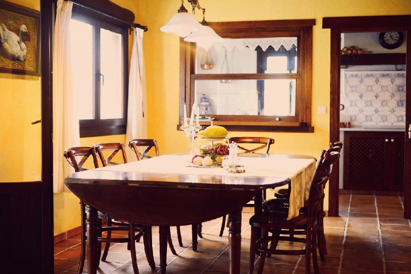 Bilmendi S.L. – Mesa de comedor y detalles del estilo rústico